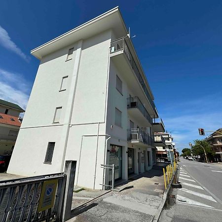 Family Apartment Piazza Milano - Jesolo Экстерьер фото